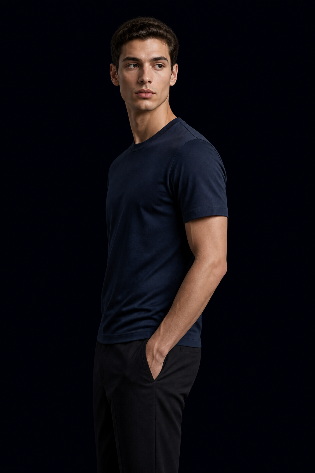 Modelo usando T-Shirt Pima Azul Marinho