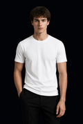 Modelo usando T-Shirt Pima Branco