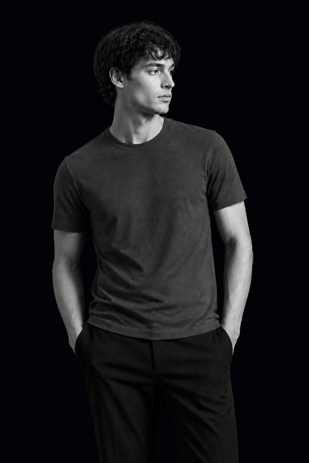 Editorial T-Shirt Pima Cinza Chumbo em preto e branco