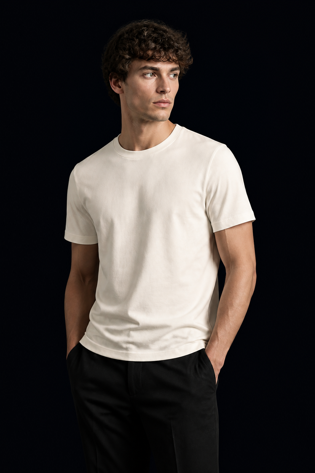 Modelo usando T-Shirt Pima Marfim